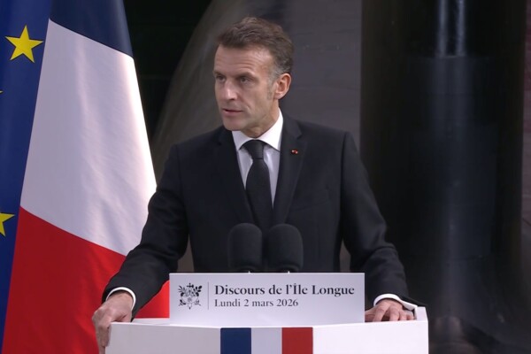 Emmanuel Macron: "La dissuasion nucléaire doit demeurer un intangible français."