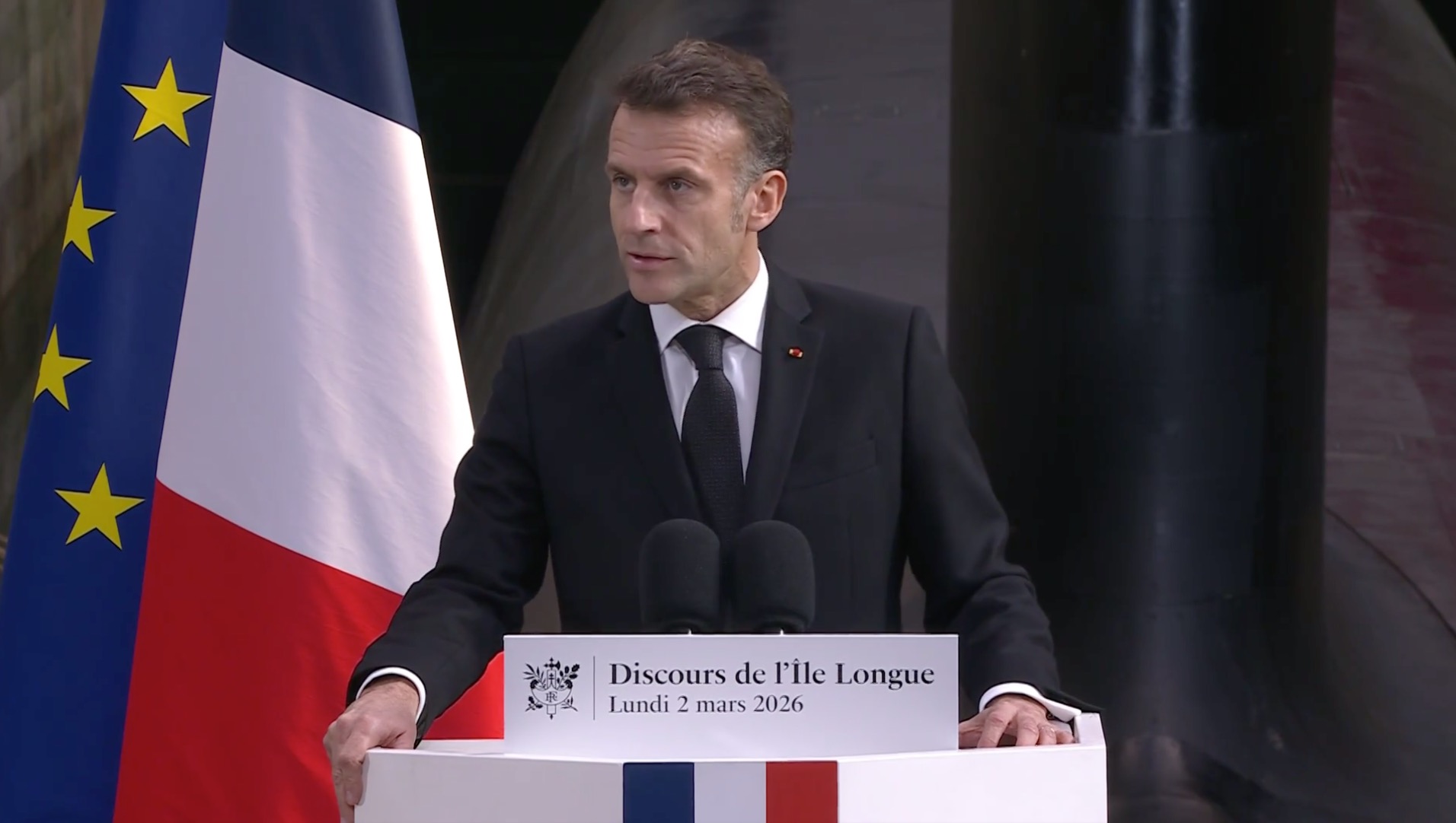 Emmanuel Macron: "La dissuasion nucléaire doit demeurer un intangible français."