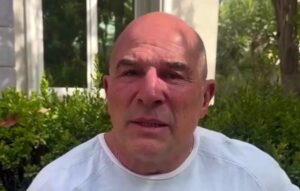 VIDÉO - "Ils font honte à la France!" Vincent Moscato, en vacances à Dubaï, fracasse les influenceurs qui dramatisent la situation pour le buzz