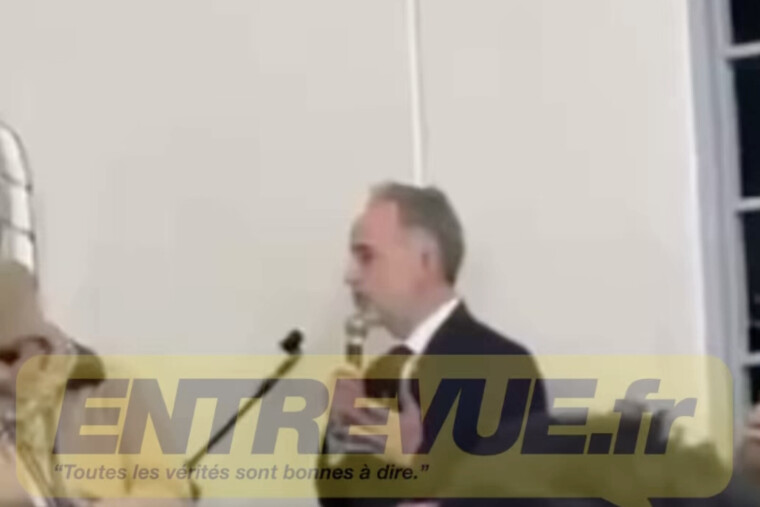 EXCLU ENTREVUE - À deux jours du scrutin, Emmanuel Grégoire fait du clientélisme dans une salle de prière pour l’Aïd el-Fitr