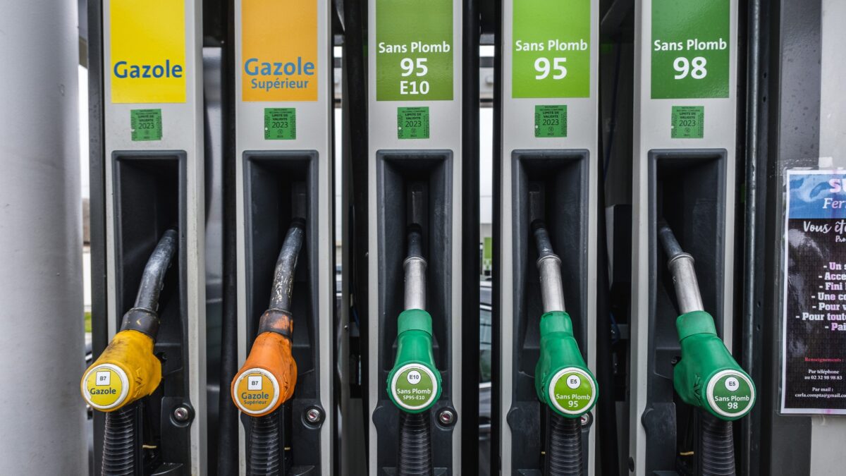 燃料価格：6つのガソリンスタンドのうち1つが警告を受け、政府は声を強める