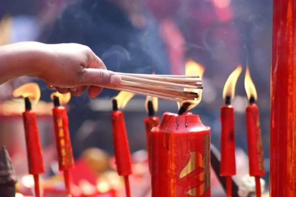 Chine : une influenceuse empoche 7 millions de dollars avec des “bougies à vœux” avant d’être arrêtée pour fraude