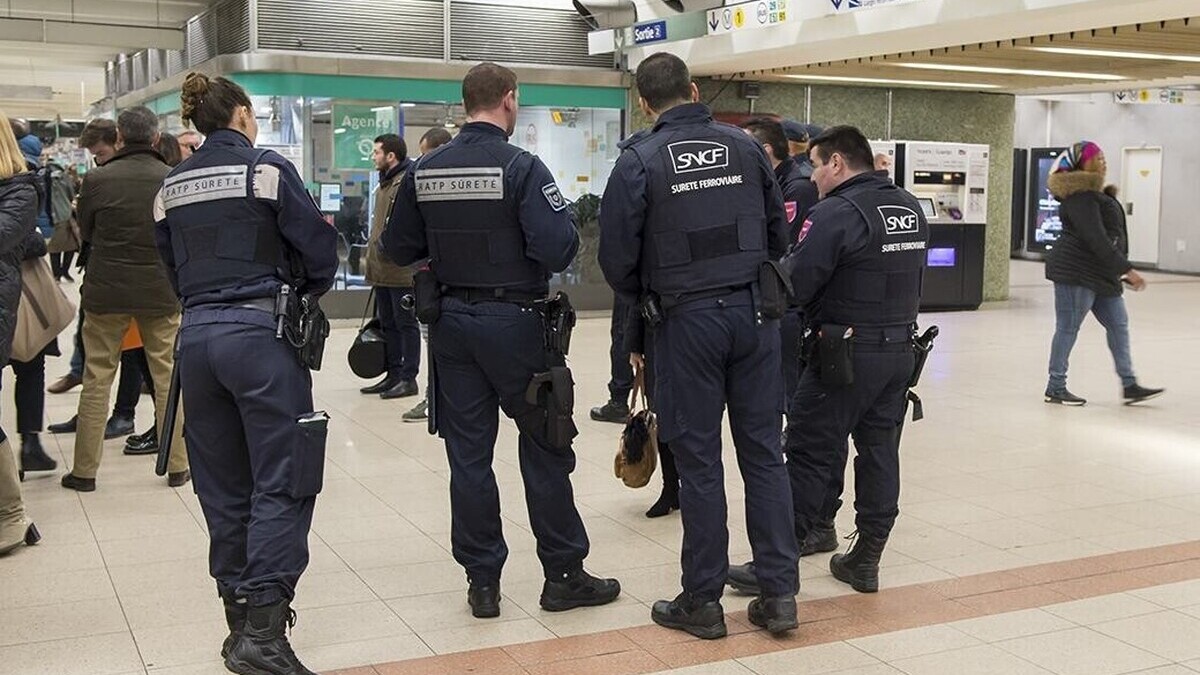 Dans les gares et le métro, les polices SNCF et RATP musclent leur arsenal