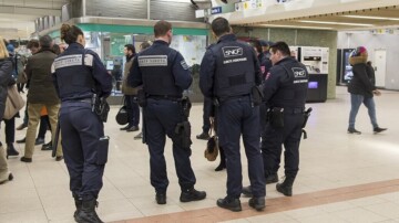 Dans les gares et le métro, les polices SNCF et RATP musclent leur arsenal