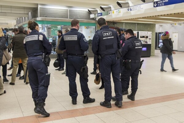 Dans les gares et le métro, les polices SNCF et RATP musclent leur arsenal Dans les gares et le métro, les polices SNCF et RATP musclent leur arsenal