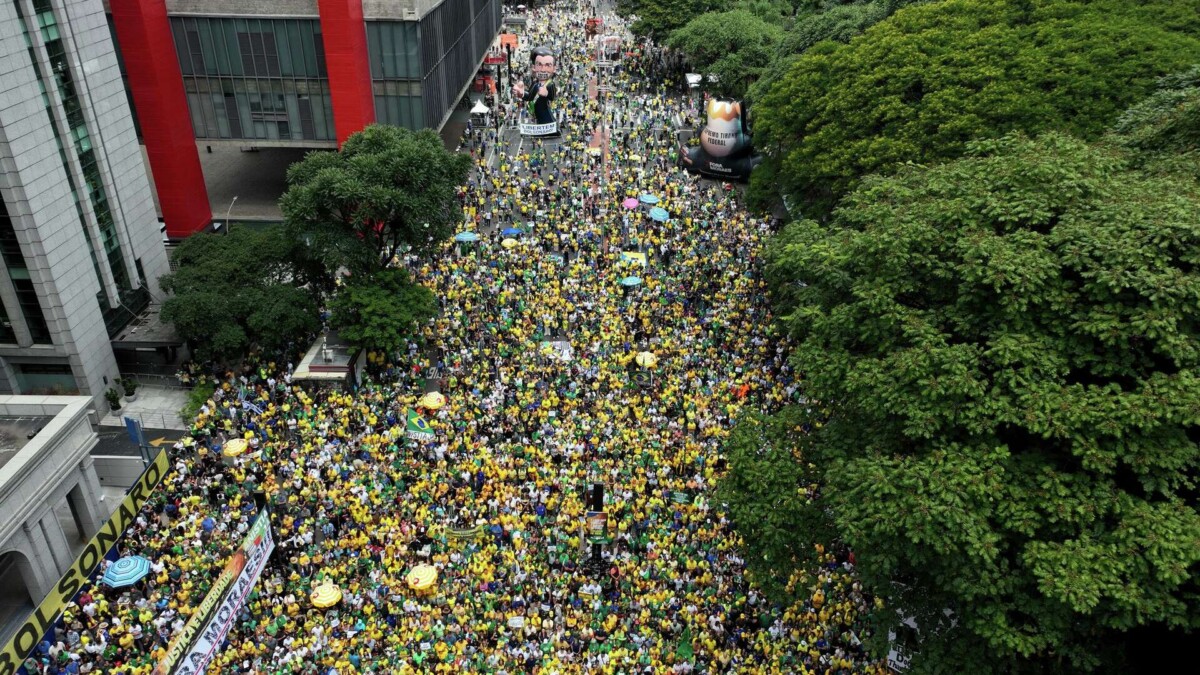 Des partisans de Bolsonaro manifestent à travers le Brésil contre Lula (AP) AP Des partisans de Bolsonaro manifestent à travers le Brésil contre Lula (AP)