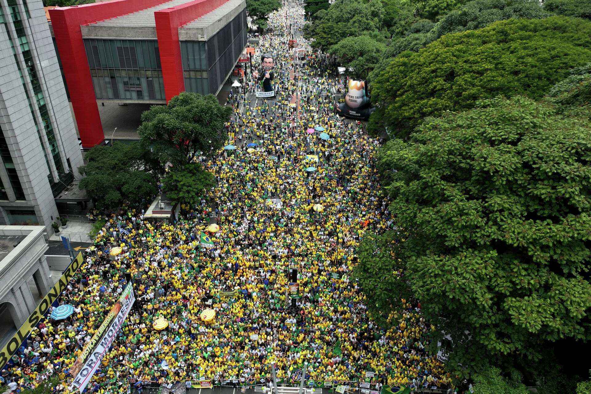 Des partisans de Bolsonaro manifestent à travers le Brésil contre Lula (AP)