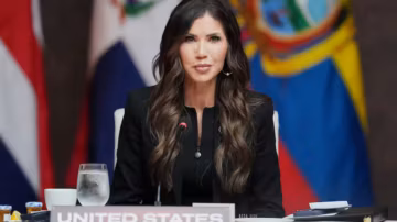 États-Unis : Kristi Noem entame une tournée comme envoyée spéciale après son limogeage