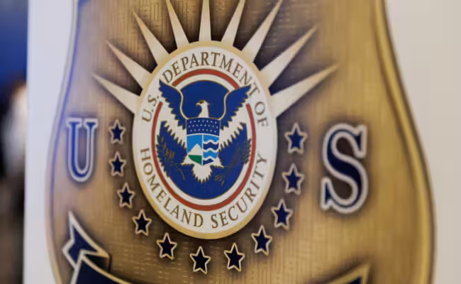 États-Unis : un demandeur d’asile afghan meurt en détention de l’ICE, suscitant l’indignation des défenseurs des réfugiés