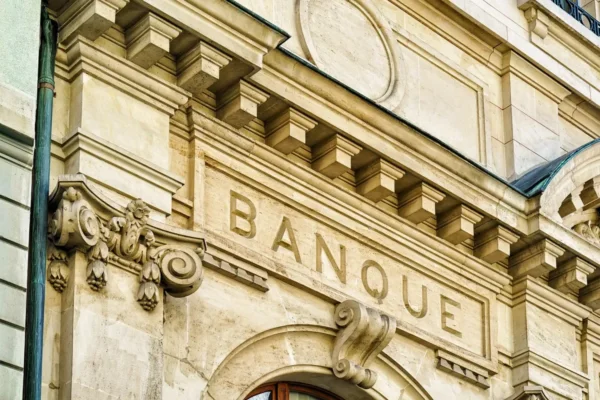 Face à la guerre, les banques centrales prêtes à relever les taux d’intérêt