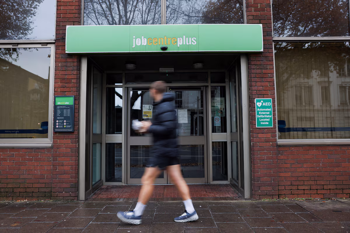 Faced with youth unemployment, the United Kingdom is launching a £200 billion plan to create 000 jobs