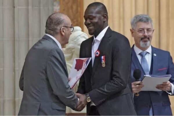 Fousseynou Cissé, qui a sauvé six personnes d’un incendie, a été naturalisé français Fousseynou Cissé, qui a sauvé six personnes d’un incendie, a été naturalisé français