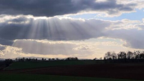 Soleil au nord, pluies au sud : la France coupée en deux
