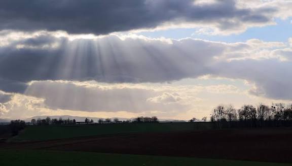 Soleil au nord, pluies au sud : la France coupée en deux