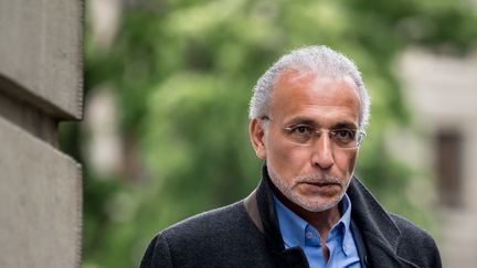 Un mandat d’arrêt requis contre Tariq Ramadan absent à son procès pour viol