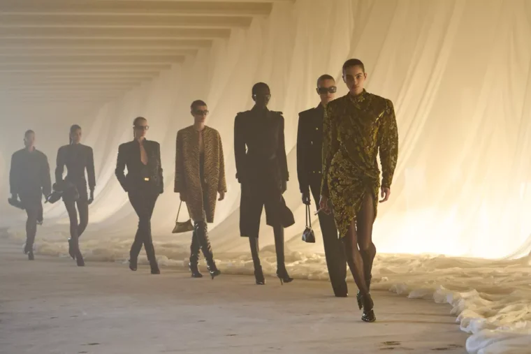 Balmain : ce qu’il faut retenir du premier défilé d’Antonin Tron à la Fashion Week de Paris