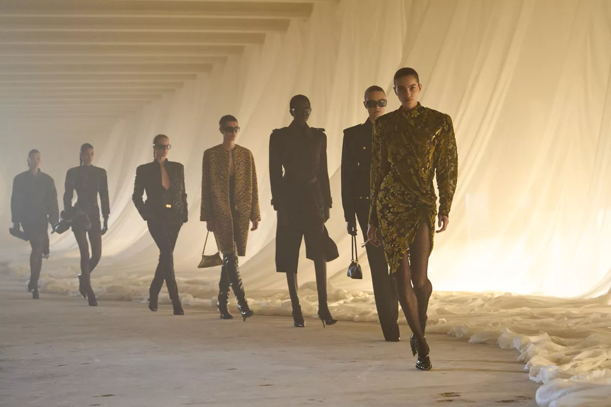 Balmain : ce qu’il faut retenir du premier défilé d’Antonin Tron à la Fashion Week de Paris