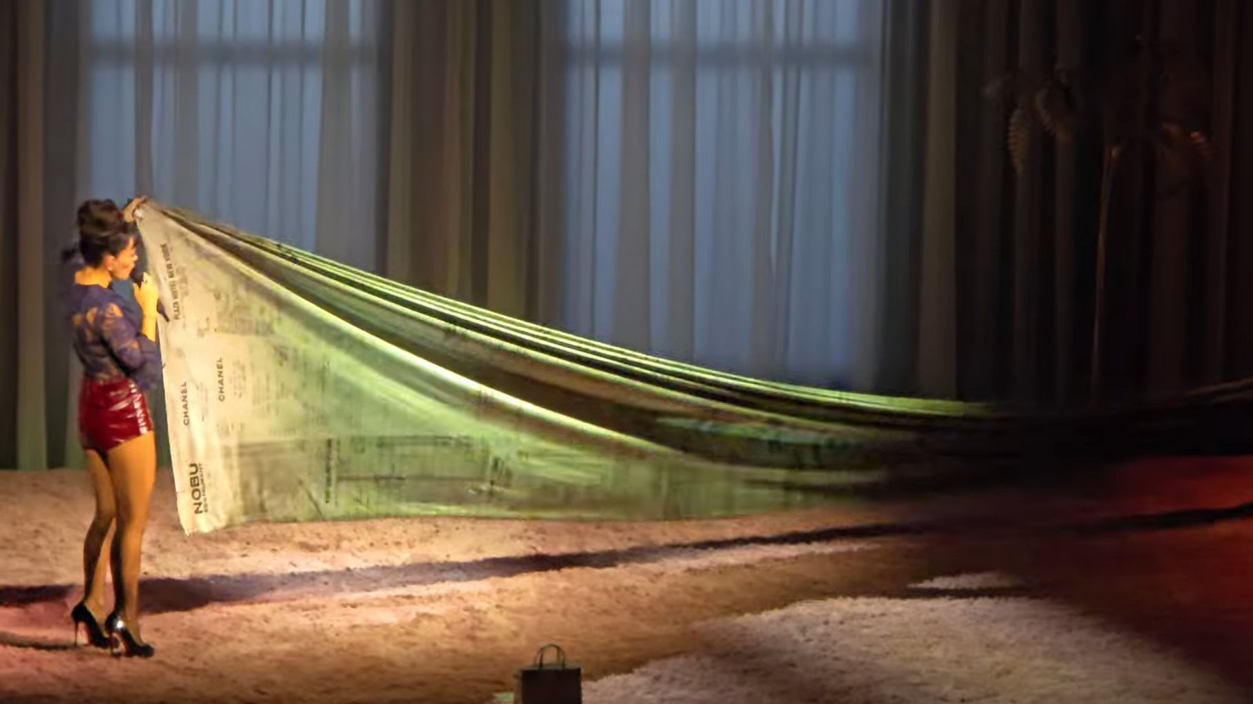 Lily Allen transforme sa rupture avec David Harbour en performance scénique