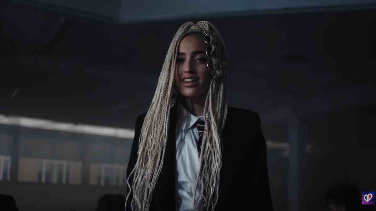 « Regarde ! » : Monroe mise sur l’amour entre pop et envolées lyriques