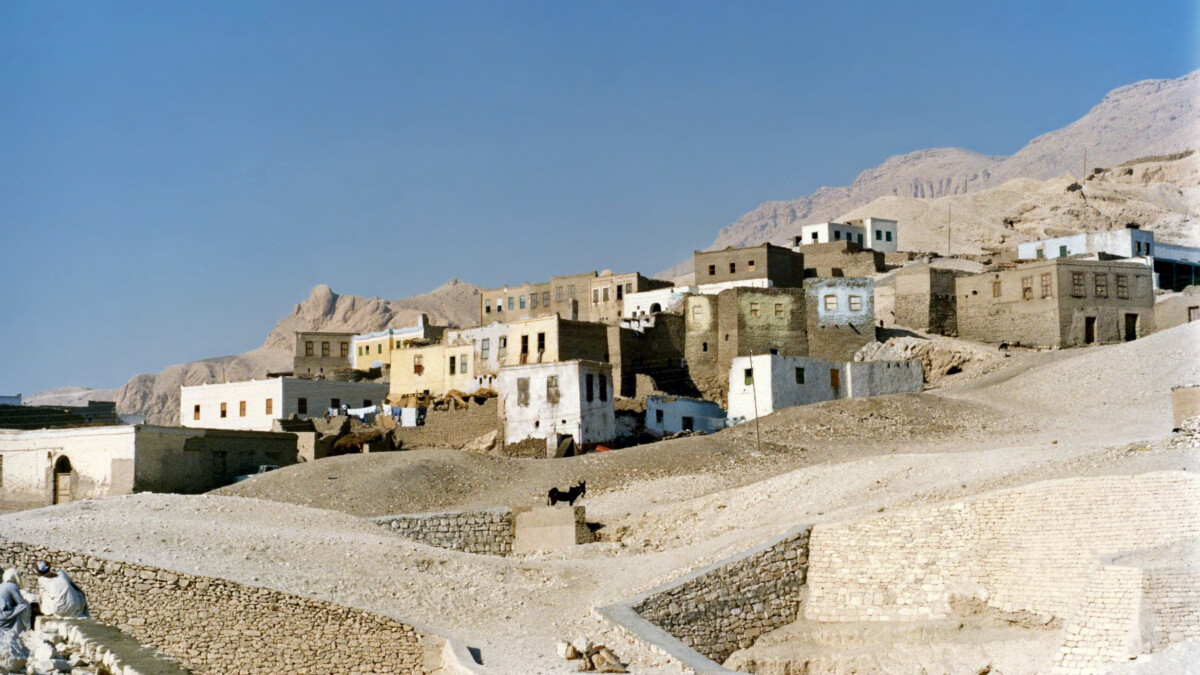 Égypte : 22 momies et huit papyrus exhumés dans une cache à Gournah