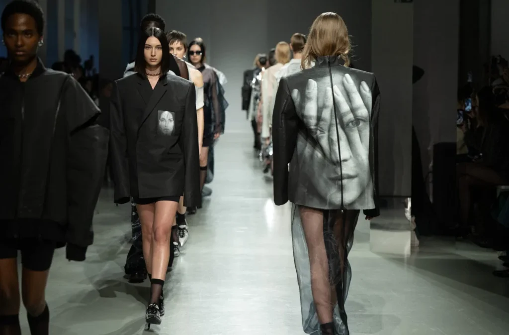 أسبوع الموضة في باريس: تقدم هايلي مجموعتها "متعددة"، وهي مزيج من الفن والتكنولوجيا الراقية.