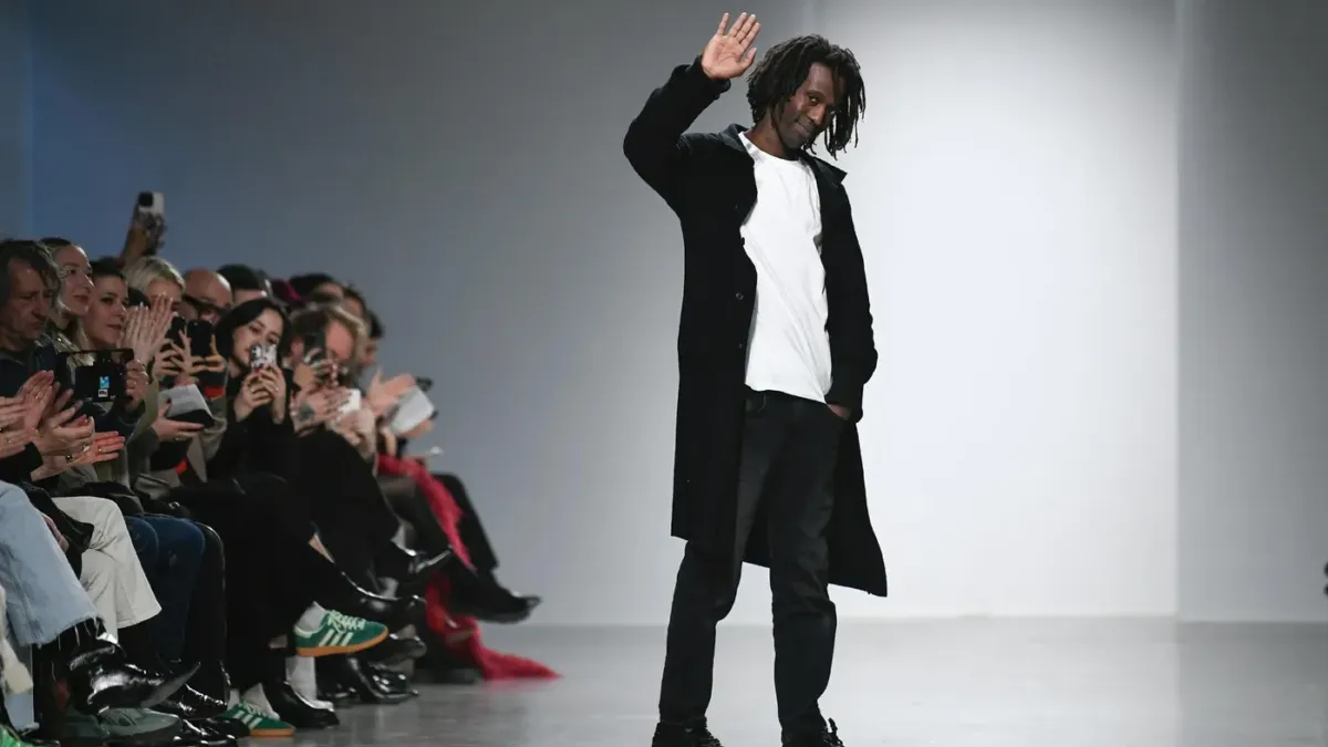 Тиждень моди в Парижі: Моссі Траоре перетворює свій показ мод на апеляційний суд