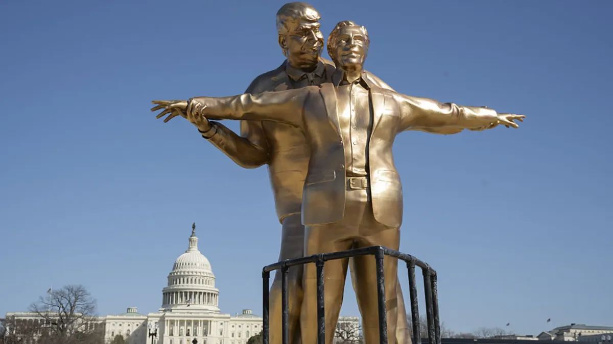 À Washington, une statue satirique montre Trump et Epstein comme dans “Titanic”