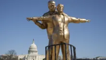 À Washington, une statue satirique montre Trump et Epstein comme dans “Titanic”