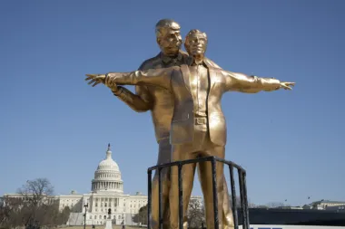 À Washington, une statue satirique montre Trump et Epstein comme dans “Titanic”