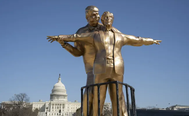 À Washington, une statue satirique montre Trump et Epstein comme dans “Titanic”