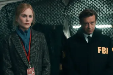 “Scarpetta” sur Prime Video : une adaptation qui partage fortement les avis Mise en ligne le 11 mars sur Prime Video, Scarpetta transpose enfin à l’écran l’héroïne de Patricia Cornwell, célèbre médecin légiste apparue pour la première fois dans les romans il y a près de quatre décennies. Portée par Nicole Kidman, Jamie Lee Curtis, Ariana DeBose, Bobby Cannavale et Simon Baker, la série policière ne laisse visiblement personne indifférent : entre emballement critique et rejet franc, son accueil est particulièrement contrasté. Nicole Kidman en médecin légiste dans une intrigue à double temporalité Créée par Elizabeth Sarnoff, la série mêle plusieurs livres de Patricia Cornwell et suit Kay Scarpetta à deux moments de sa vie : au début de sa carrière, puis près de trente ans plus tard, alors qu’une nouvelle affaire semble faire écho à une enquête fondatrice de son passé. Le récit repose donc sur deux lignes temporelles, avec une distribution dédoublée pour certains personnages. Sur le papier, la proposition a de quoi séduire : Nicole Kidman tient le rôle principal, Jamie Lee Curtis joue sa sœur Dorothy, Ariana DeBose interprète sa nièce Lucy, tandis que Simon Baker campe Benton Wesley et Bobby Cannavale, Pete Marino. Le Parisien souligne aussi la solidité du trio féminin et la performance remarquée de Rosy McEwen, qui incarne une Scarpetta plus jeune avec une ressemblance troublante avec Nicole Kidman. Des critiques élogieuses… et d’autres très sévères C’est surtout sur sa qualité d’ensemble que Scarpetta divise. Du côté des enthousiastes, Variety salue une série « sensationnelle » à la narration très maîtrisée, tandis que The Wrap estime que Nicole Kidman y trouve son meilleur rôle à la télévision depuis longtemps. Le New York Times, plus nuancé, juge l’ensemble captivant malgré une dimension feuilletonnante parfois trop marquée. À l’inverse, plusieurs médias se montrent nettement plus durs. The Guardian fustige un drame confus et désordonné, là où IndieWire décrit une série étrange sans être vraiment mémorable. Télérama, de son côté, parle d’un thriller mal assemblé. Même chez les spectateurs, les réactions paraissent aussi tranchées : certains disent avoir enchaîné les huit épisodes, d’autres assurent avoir décroché très vite. Une chose est déjà certaine : Prime Video ne semble pas vouloir s’arrêter là. Selon Deadline, une deuxième saison a été commandée avant même la diffusion de la première. Scarpetta n’a donc peut-être pas convaincu tout le monde, mais elle a déjà obtenu le droit de poursuivre son autopsie télévisuelle.