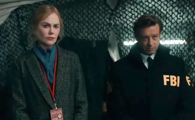 “Scarpetta” sur Prime Video : une adaptation qui partage fortement les avis Mise en ligne le 11 mars sur Prime Video, Scarpetta transpose enfin à l’écran l’héroïne de Patricia Cornwell, célèbre médecin légiste apparue pour la première fois dans les romans il y a près de quatre décennies. Portée par Nicole Kidman, Jamie Lee Curtis, Ariana DeBose, Bobby Cannavale et Simon Baker, la série policière ne laisse visiblement personne indifférent : entre emballement critique et rejet franc, son accueil est particulièrement contrasté. Nicole Kidman en médecin légiste dans une intrigue à double temporalité Créée par Elizabeth Sarnoff, la série mêle plusieurs livres de Patricia Cornwell et suit Kay Scarpetta à deux moments de sa vie : au début de sa carrière, puis près de trente ans plus tard, alors qu’une nouvelle affaire semble faire écho à une enquête fondatrice de son passé. Le récit repose donc sur deux lignes temporelles, avec une distribution dédoublée pour certains personnages. Sur le papier, la proposition a de quoi séduire : Nicole Kidman tient le rôle principal, Jamie Lee Curtis joue sa sœur Dorothy, Ariana DeBose interprète sa nièce Lucy, tandis que Simon Baker campe Benton Wesley et Bobby Cannavale, Pete Marino. Le Parisien souligne aussi la solidité du trio féminin et la performance remarquée de Rosy McEwen, qui incarne une Scarpetta plus jeune avec une ressemblance troublante avec Nicole Kidman. Des critiques élogieuses… et d’autres très sévères C’est surtout sur sa qualité d’ensemble que Scarpetta divise. Du côté des enthousiastes, Variety salue une série « sensationnelle » à la narration très maîtrisée, tandis que The Wrap estime que Nicole Kidman y trouve son meilleur rôle à la télévision depuis longtemps. Le New York Times, plus nuancé, juge l’ensemble captivant malgré une dimension feuilletonnante parfois trop marquée. À l’inverse, plusieurs médias se montrent nettement plus durs. The Guardian fustige un drame confus et désordonné, là où IndieWire décrit une série étrange sans être vraiment mémorable. Télérama, de son côté, parle d’un thriller mal assemblé. Même chez les spectateurs, les réactions paraissent aussi tranchées : certains disent avoir enchaîné les huit épisodes, d’autres assurent avoir décroché très vite. Une chose est déjà certaine : Prime Video ne semble pas vouloir s’arrêter là. Selon Deadline, une deuxième saison a été commandée avant même la diffusion de la première. Scarpetta n’a donc peut-être pas convaincu tout le monde, mais elle a déjà obtenu le droit de poursuivre son autopsie télévisuelle.