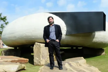 Smiljan Radic Clarke remporte un Pritzker 2026 assombri par l’affaire Epstein