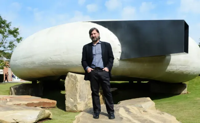 Smiljan Radic Clarke remporte un Pritzker 2026 assombri par l’affaire Epstein