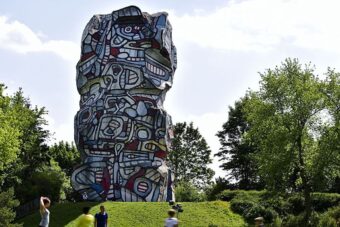 Sauvée de la guerre en Ukraine, la sculpture Origami Deer entame une tournée européenne