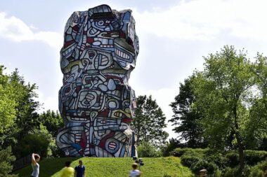 Sauvée de la guerre en Ukraine, la sculpture Origami Deer entame une tournée européenne