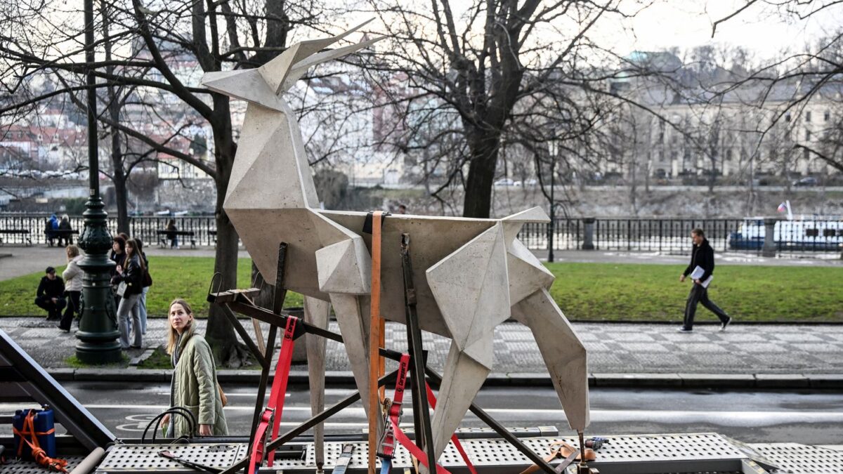 Sauvée de la guerre en Ukraine, la sculpture Origami Deer entame une tournée européenne