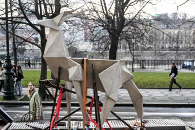 Sauvée de la guerre en Ukraine, la sculpture Origami Deer entame une tournée européenne