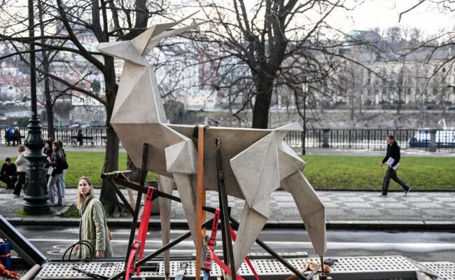 Sauvée de la guerre en Ukraine, la sculpture Origami Deer entame une tournée européenne