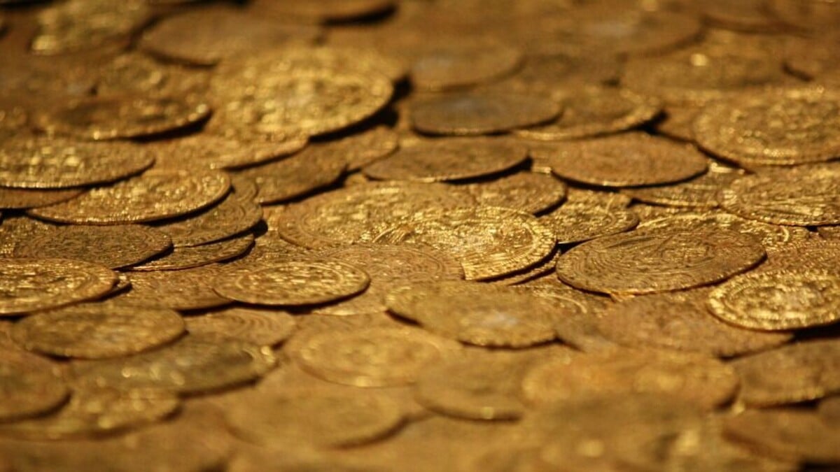 An American treasure hunter was released after ten years in prison without revealing the location of 500 gold coins.