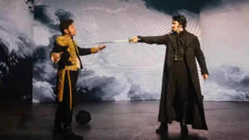 Coup dur pour « La Légende de Monte-Cristo » : la comédie musicale annulée presque partout en province Le spectacle lancé au Dôme de Paris peine à remplir en région et est contraint d’annuler de nombreuses représentations. Il compte se relancer dans la capitale l’hiver prochain. Par Sandrine Bajos Le 14 mars 2026 à 18h51, modifié le 15 mars 2026 à 07h41 "La légende de Monte-Cristo" a été créé au Dôme de Paris en janvier avec dans le rôle principal le chanteur suisse Gjon's Tears (LP/Jean-Baptiste Quentin) "La légende de Monte-Cristo" a été créé au Dôme de Paris en janvier avec dans le rôle principal le chanteur suisse Gjon's Tears (LP/Jean-Baptiste Quentin) Réagir Enregistrer Partager Ce devait être l’un des grands rendez-vous musicaux de la saison. Pourtant « La Légende de Monte-Cristo », avec Gjon’s Tears, l’ancien candidat suisse à l’Eurovision, et Philippine Lavrey, candidate de « The Voice », n’en finit pas d’accumuler les déboires. Après avoir été comparé défavorablement au « Monte-Cristo, le spectacle musical » joué presque au même moment aux Folies Bergères en février, le show annule la grande majorité de ses représentations en province, nous a appris Stéphane Nakache, un des producteurs. Une tournée qui devait démarrer le 12 février au Havre et dont la première date a été supprimée au dernier moment. Comme celle de ce vendredi à Brest (Finistère) ou de demain à Laval (Mayenne). Depuis un mois, K Production, à l’origine de cette création, enchaîne les communiqués annonçant reports ou annulations de toutes les dates. Sollicité par « Le Parisien » sur cette succession de revers, Stéphane Nakache, qui produit le spectacle avec son frère Romann et Bruno Amic, balaie dans un premier temps nos interrogations : « On a eu un très beau show au Dôme à Paris avec de très bons retours. » À lire aussi Comédies musicales : dans le match des « Monte-Cristo », pour nous il n’y a pas photo S’il reconnaît que même dans la capitale où le spectacle s’est joué en janvier, la salle n’était pas comble, il est plus virulent sur les critiques pas toujours très tendres de la presse : « Moi, je me fie au public ! Sur les douze dates, on a eu des standing ovations de 20 minutes. Et je vois que sur la musique, on a énormément de streams. » Newsletter La liste de nos envies Nos coups de cœur pour se divertir et se cultiver. S'inscrire à la newsletterToutes les newsletters Des spectateurs mécontents Sur l’échec de la tournée en province, où une cinquantaine de dates étaient prévues, Stéphane Nakache commence par évoquer des raisons de reconfiguration, de planification et de production. « Notre objectif est de permettre au musical de se développer pleinement et d’être présenté dans les meilleures conditions possibles. » « On a vendu plus de soixante-dix mille billets aujourd’hui, ce qui n’est vraiment pas négligeable », se défend encore le producteur. S’il préfère parler « d’un changement de stratégie, tout simplement », il finit par reconnaître entre les lignes les faiblesses du show qui n’a pas trouvé son public. Des spectateurs qui expriment leur mécontentement sur les réseaux sociaux en apprenant un peu au dernier moment les annulations. Mais les producteurs n’entendent pas baisser les bras pour autant et veulent y croire. « Nous serons de retour à Paris l’hiver prochain en résidence dans un très, très beau théâtre pour plus de quatre-vingts dates, nous annonce Stéphane Nakache. Et une fois qu’on sera bien rodé, on pourra repartir sereinement en province. Pour ceux qui ont déjà un billet, soit ils reviennent au deuxième trimestre 2027, soit ils seront remboursés. » Décidément très confiante, l’équipe de « La Légende de Monte-Cristo » a même prévu de jouer en Asie