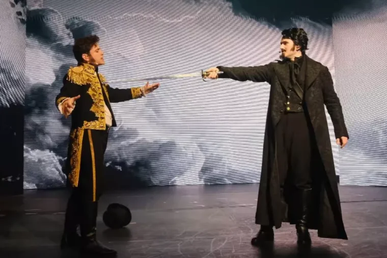 Coup dur pour « La Légende de Monte-Cristo » : la comédie musicale annulée presque partout en province Le spectacle lancé au Dôme de Paris peine à remplir en région et est contraint d’annuler de nombreuses représentations. Il compte se relancer dans la capitale l’hiver prochain. Par Sandrine Bajos Le 14 mars 2026 à 18h51, modifié le 15 mars 2026 à 07h41 "La légende de Monte-Cristo" a été créé au Dôme de Paris en janvier avec dans le rôle principal le chanteur suisse Gjon's Tears (LP/Jean-Baptiste Quentin) "La légende de Monte-Cristo" a été créé au Dôme de Paris en janvier avec dans le rôle principal le chanteur suisse Gjon's Tears (LP/Jean-Baptiste Quentin) Réagir Enregistrer Partager Ce devait être l’un des grands rendez-vous musicaux de la saison. Pourtant « La Légende de Monte-Cristo », avec Gjon’s Tears, l’ancien candidat suisse à l’Eurovision, et Philippine Lavrey, candidate de « The Voice », n’en finit pas d’accumuler les déboires. Après avoir été comparé défavorablement au « Monte-Cristo, le spectacle musical » joué presque au même moment aux Folies Bergères en février, le show annule la grande majorité de ses représentations en province, nous a appris Stéphane Nakache, un des producteurs. Une tournée qui devait démarrer le 12 février au Havre et dont la première date a été supprimée au dernier moment. Comme celle de ce vendredi à Brest (Finistère) ou de demain à Laval (Mayenne). Depuis un mois, K Production, à l’origine de cette création, enchaîne les communiqués annonçant reports ou annulations de toutes les dates. Sollicité par « Le Parisien » sur cette succession de revers, Stéphane Nakache, qui produit le spectacle avec son frère Romann et Bruno Amic, balaie dans un premier temps nos interrogations : « On a eu un très beau show au Dôme à Paris avec de très bons retours. » À lire aussi Comédies musicales : dans le match des « Monte-Cristo », pour nous il n’y a pas photo S’il reconnaît que même dans la capitale où le spectacle s’est joué en janvier, la salle n’était pas comble, il est plus virulent sur les critiques pas toujours très tendres de la presse : « Moi, je me fie au public ! Sur les douze dates, on a eu des standing ovations de 20 minutes. Et je vois que sur la musique, on a énormément de streams. » Newsletter La liste de nos envies Nos coups de cœur pour se divertir et se cultiver. S'inscrire à la newsletterToutes les newsletters Des spectateurs mécontents Sur l’échec de la tournée en province, où une cinquantaine de dates étaient prévues, Stéphane Nakache commence par évoquer des raisons de reconfiguration, de planification et de production. « Notre objectif est de permettre au musical de se développer pleinement et d’être présenté dans les meilleures conditions possibles. » « On a vendu plus de soixante-dix mille billets aujourd’hui, ce qui n’est vraiment pas négligeable », se défend encore le producteur. S’il préfère parler « d’un changement de stratégie, tout simplement », il finit par reconnaître entre les lignes les faiblesses du show qui n’a pas trouvé son public. Des spectateurs qui expriment leur mécontentement sur les réseaux sociaux en apprenant un peu au dernier moment les annulations. Mais les producteurs n’entendent pas baisser les bras pour autant et veulent y croire. « Nous serons de retour à Paris l’hiver prochain en résidence dans un très, très beau théâtre pour plus de quatre-vingts dates, nous annonce Stéphane Nakache. Et une fois qu’on sera bien rodé, on pourra repartir sereinement en province. Pour ceux qui ont déjà un billet, soit ils reviennent au deuxième trimestre 2027, soit ils seront remboursés. » Décidément très confiante, l’équipe de « La Légende de Monte-Cristo » a même prévu de jouer en Asie