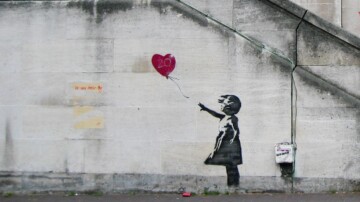 L’identité de Banksy relancée par une enquête, son anonymat toujours débattu