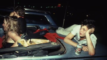 Au Grand Palais, Nan Goldin explore l’intime et les luttes dans une rétrospective immersive