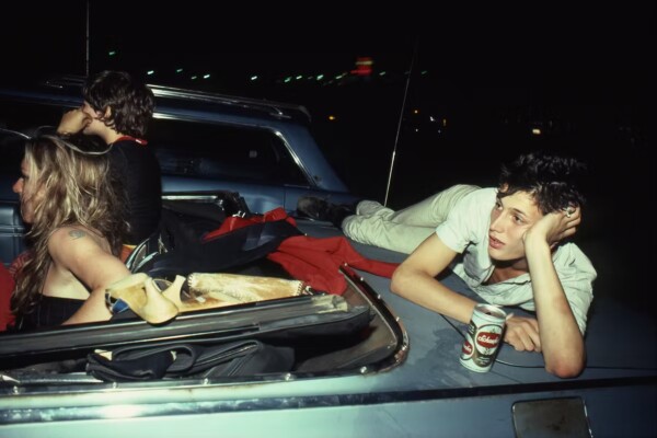 Au Grand Palais, Nan Goldin explore l’intime et les luttes dans une rétrospective immersive