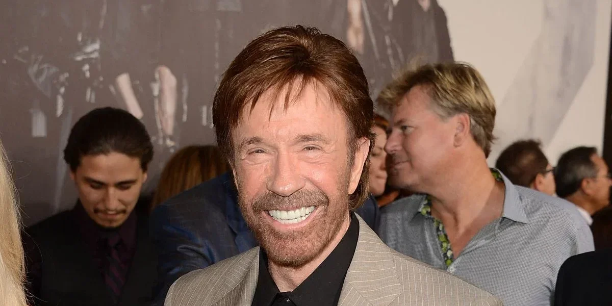 Chuck Norris, du karaté au mythe : retour sur une carrière hors norme
