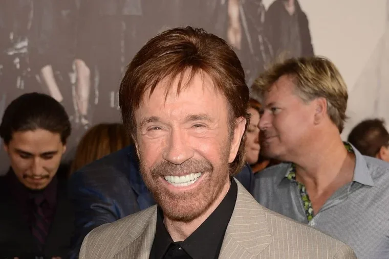 Chuck Norris, du karaté au mythe : retour sur une carrière hors norme