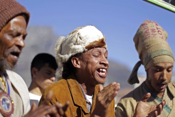 Afrique du Sud : 63 ancêtres khoïsan réinhumés après un siècle d’exil Afrique du Sud : 63 ancêtres khoïsan réinhumés après un siècle d’exil