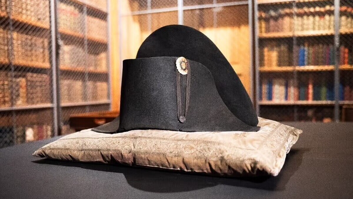 Un bicorne de Napoléon retrouvé sera exposé à Chantilly