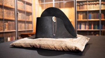 Un bicorne de Napoléon retrouvé sera exposé à Chantilly